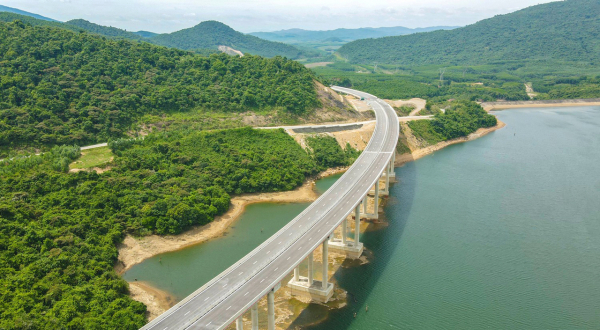 Ngắm vẻ kỳ vĩ của cao tốc Vũng Áng – Bùng trước ngày thông xe -0