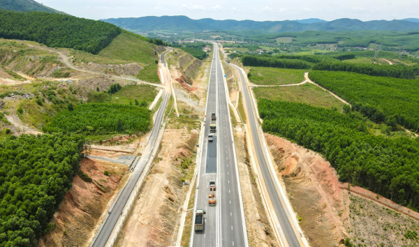 Ngắm vẻ kỳ vĩ của cao tốc Vũng Áng – Bùng trước ngày thông xe -0