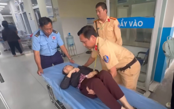 CSGT kịp thời đưa hai người gặp nạn đến bệnh viện cấp cứu -0