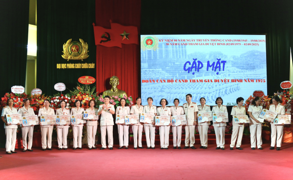 Ấm áp nghĩa tình Công an hưu trí khối Xây dựng lực lượng CAND -0
