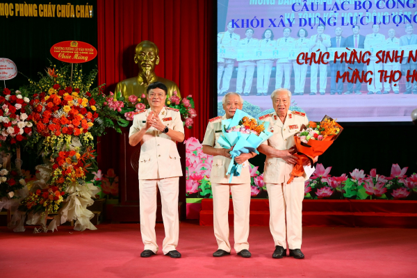 Ấm áp nghĩa tình Công an hưu trí khối Xây dựng lực lượng CAND -0
