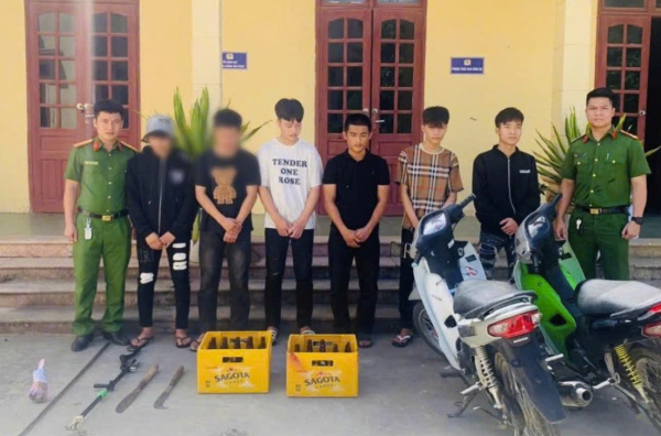 Bắt nhóm quái xế “trẻ trâu” ném vỏ chai bia vào nhà dân -0