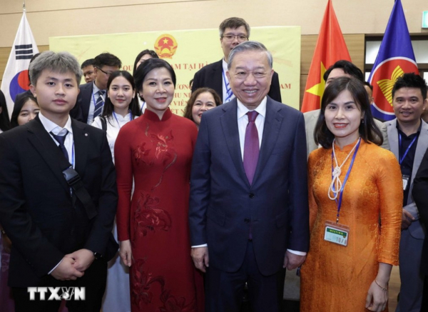 Tổng Bí thư Tô Lâm gặp gỡ nhân viên Đại sứ quán và người Việt Nam tại Hàn Quốc -0