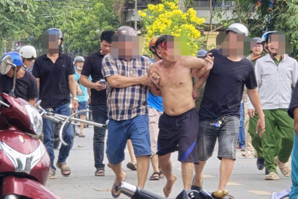 Khống chế đối tượng có biểu hiện bất thường cầm dao cố thủ trong bãi đất trống -0