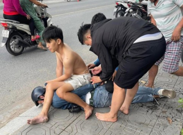 Bắt giữ đối tượng vào tiệm vàng vờ hỏi mua vàng rồi cướp giật -0