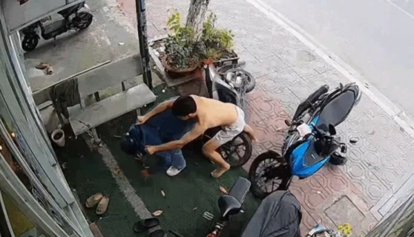 Bắt giữ đối tượng vào tiệm vàng vờ hỏi mua vàng rồi cướp giật -1