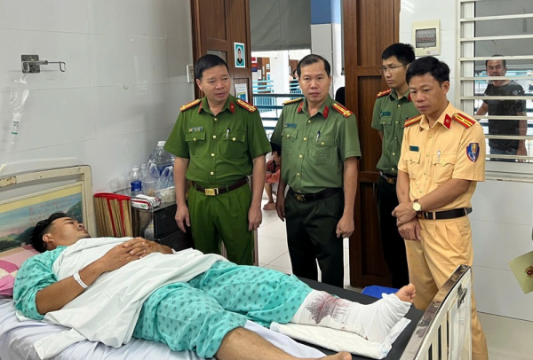 Xử lý nghiêm đối tượng lái xe tông cán bộ CSGT gãy chân  -0