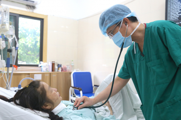 Lần đầu tiên Việt Nam ghép thành công đồng thời tim - phổi cho người bệnh suy đa tạng -0