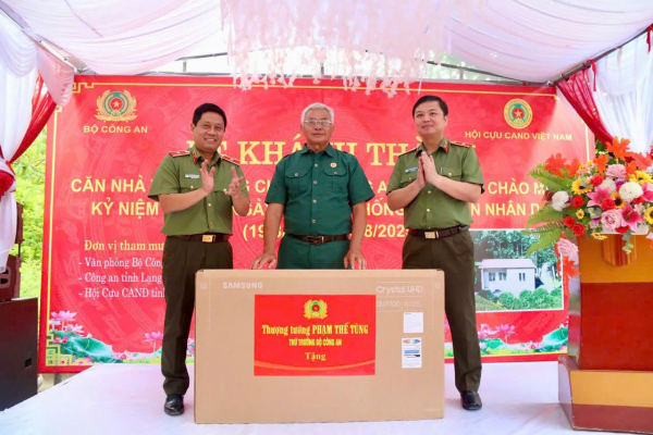 Bộ Công an trao tặng nhà cho gia đình cựu CAND Hoàng Văn Đáo có hoàn cảnh khó khăn tại xã Vũ Lăng -0