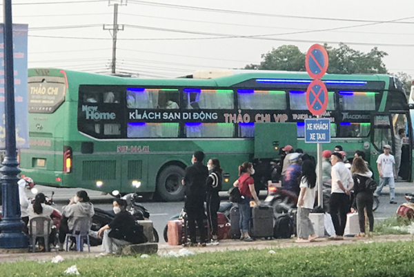 Bài 1: Ngang nhiên “gom” khách ngay tại nơi có biển cấm -0