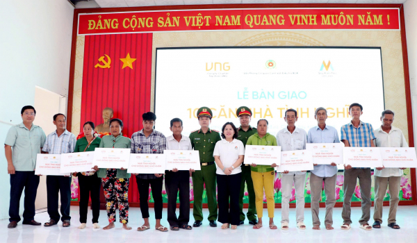 Văn phòng Cơ quan CSĐT Bộ Công an bàn giao 10 căn nhà tặng người dân có hoàn cảnh khó khăn -0