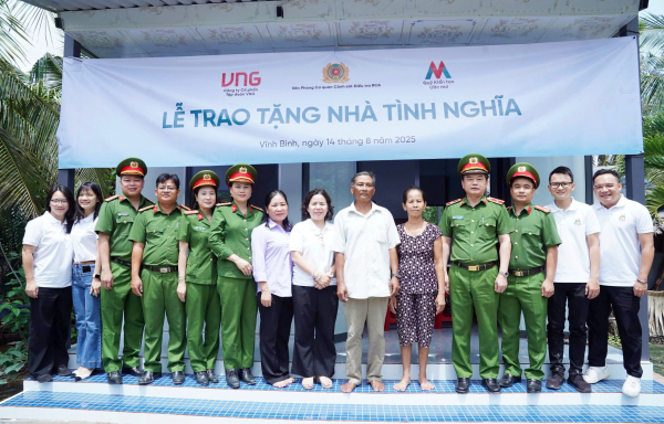 Văn phòng Cơ quan CSĐT Bộ Công an bàn giao 10 căn nhà tặng người dân có hoàn cảnh khó khăn -0