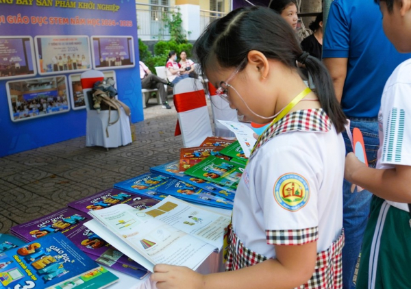 Chuẩn bị đầy đủ sách giáo khoa cho năm học mới với nhiều ưu đãi hỗ trợ phụ huynh -1