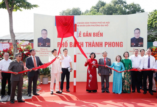 Hà Nội gắn biển tên phố Lê Giản và phố Bạch Thành Phong -0