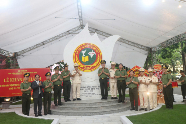 Khánh thành công trình biểu trưng truyền thống của Trường E201 tại khuôn viên Học viện Chính trị CAND -0