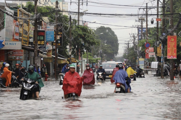 Mưa suốt đêm, nhiều người trễ giờ làm vì đường ngập nước -0