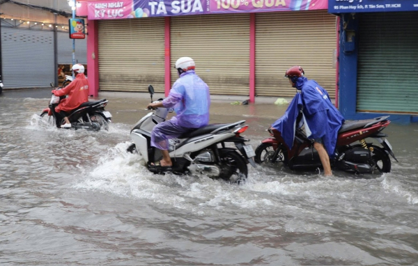 Mưa suốt đêm, nhiều người trễ giờ làm vì đường ngập nước -1