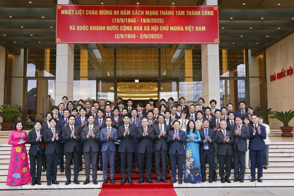 vna_potal_chu_tich_quoc_hoi_tran_thanh_man_tiep_doan_nghi_si_tre_nhat_ban_8225908.jpg -0