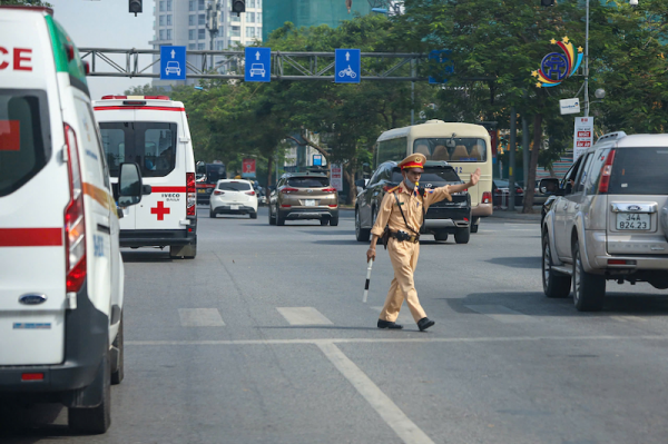 CSGT Hà Nội hỗ trợ vận chuyển trái tim hiến tặng, kịp thời cứu sống bệnh nhi 11 tuổi -0