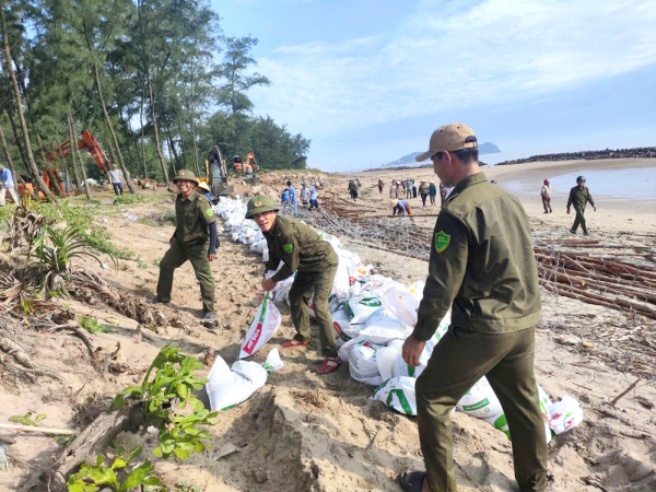Huy động hàng trăm cán bộ chiến sỹ ứng trực, giúp dân chống bão -0