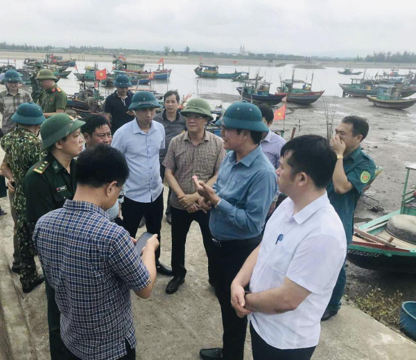 Huy động hàng trăm cán bộ chiến sỹ ứng trực, giúp dân chống bão -0
