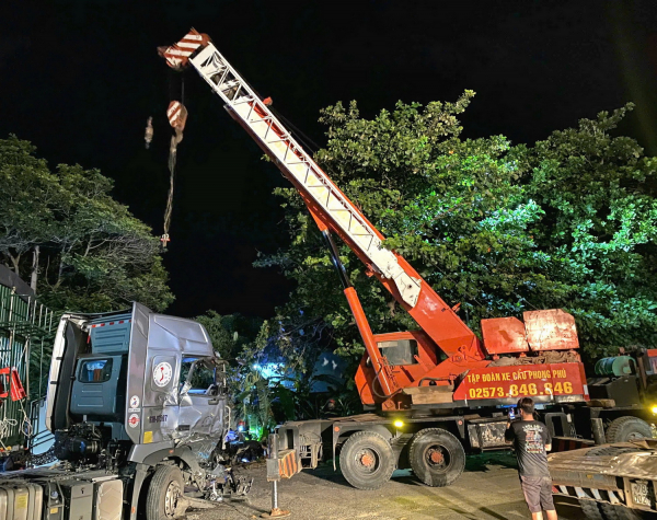 Cảnh sát và người dân giải cứu 3 nạn nhận mắc kẹt trong cabin xe tải bị tai nạn trên quốc lộ 1A ở Đắk Lắk -0