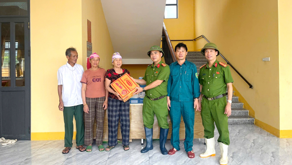 Công an Hà Tĩnh xuyên đêm giúp dân ứng phó bão số 5, sẵn sàng khắc phục sau bão -0