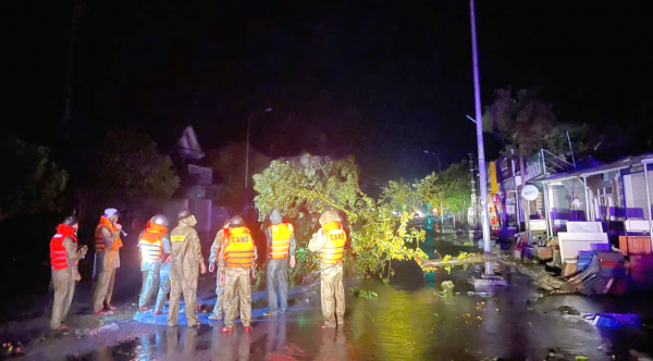 Công an Hà Tĩnh xuyên đêm giúp dân ứng phó bão số 5, sẵn sàng khắc phục sau bão -0