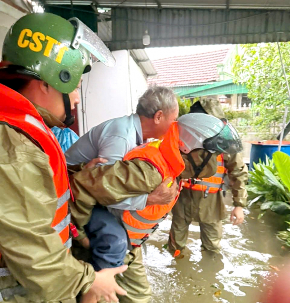 Công an Hà Tĩnh xuyên đêm giúp dân ứng phó bão số 5, sẵn sàng khắc phục sau bão -0