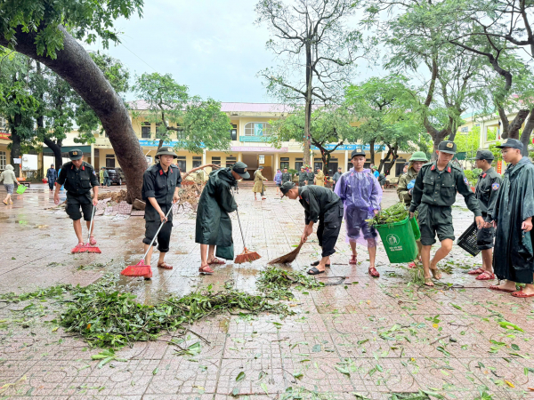 Canh_sat_co_dong_Ha_Tinh_don_dep-1756198329303.jpg
