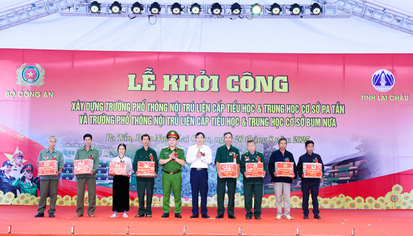 Thứ trưởng Nguyễn Văn Long dự Lễ khởi công  2 trường học nội trú biên giới Lai Châu -0