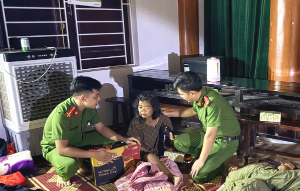 Công an Hà Tĩnh xuyên đêm giúp dân ứng phó bão số 5, sẵn sàng khắc phục sau bão -0