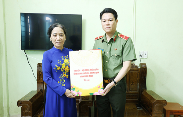 Thiếu tướng Nguyễn Hữu Mạnh. Giám đốc Công an tỉnh thăm, tặng quà gia đình chính sách, người có công với cách mạng  -0