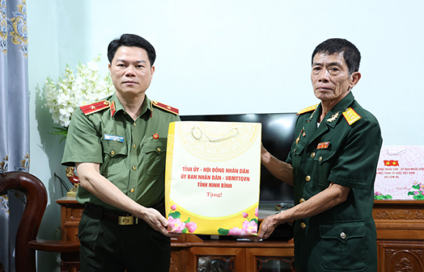 Thiếu tướng Nguyễn Hữu Mạnh. Giám đốc Công an tỉnh thăm, tặng quà gia đình chính sách, người có công với cách mạng  -0