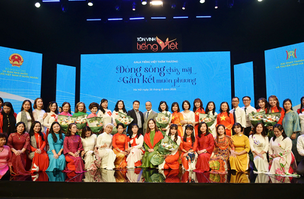 Gala “Tiếng Việt thân thương” và Lễ trao giải Sứ giả tiếng Việt ở nước ngoài năm 2025: Để Dòng sông tiếng Việt chảy mãi -0