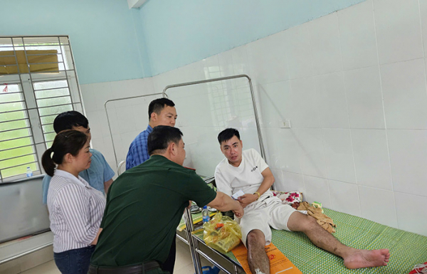 Cán bộ Công an xã Hiền Kiệt bị thương khi giúp dân phòng, chống bão số 5 -0