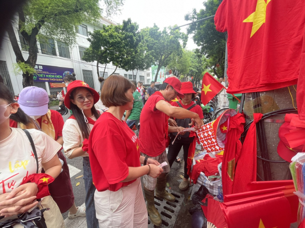 Thị trường thời trang, phụ kiện chào Quốc khánh  đắt khách -0