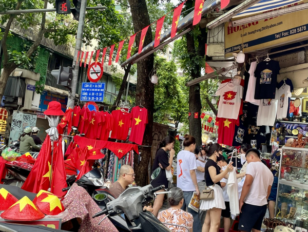 Thị trường thời trang, phụ kiện chào Quốc khánh  đắt khách -0