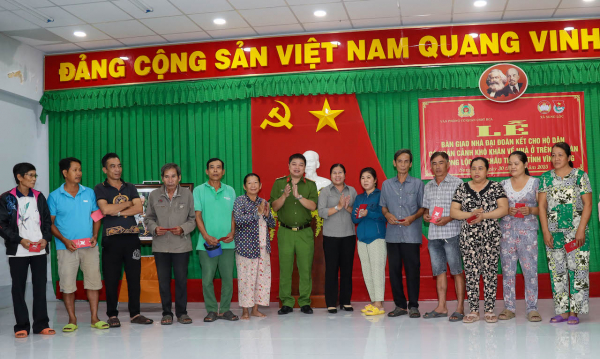 Văn phòng Cơ quan CSĐT Bộ Công an trao nhà, tặng quà cho người nghèo tại Vĩnh Long -0
