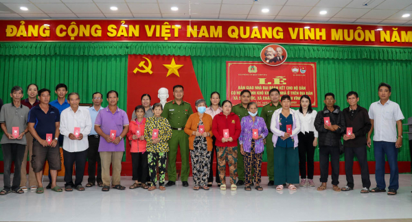 Văn phòng Cơ quan CSĐT Bộ Công an trao nhà, tặng quà cho người nghèo tại Vĩnh Long -1
