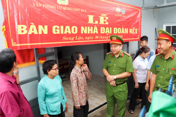 Văn phòng Cơ quan CSĐT Bộ Công an trao nhà, tặng quà cho người nghèo tại Vĩnh Long -0