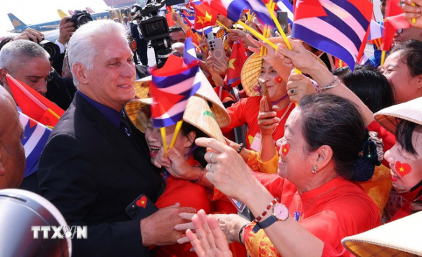 Chủ tịch nước Cuba và Phu nhân đến Hà Nội, bắt đầu thăm cấp Nhà nước -0
