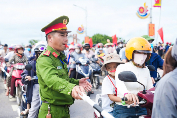 Công an Quảng Trị bảo đảm tuyệt đối an toàn Lễ hội đua, bơi thuyền trên sông Kiến Giang năm 2025 -0
