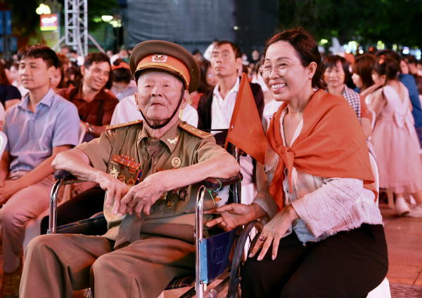 Chương trình nghệ thuật “Ánh sao độc lập” thắp sáng niềm tự hào tại TP Hồ Chí Minh -0