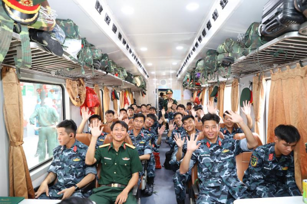 Xúc động giây phút tiễn đoàn diễu binh – diễu hành A80 trở về đơn vị công tác -0