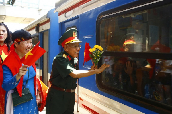 Xúc động giây phút tiễn đoàn diễu binh – diễu hành A80 trở về đơn vị công tác -1