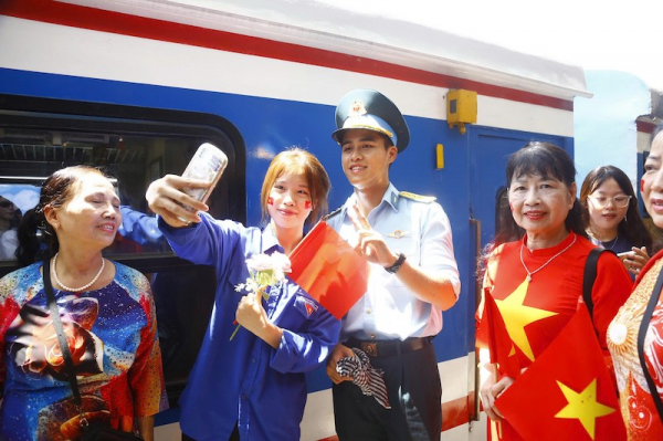 Xúc động giây phút tiễn đoàn diễu binh – diễu hành A80 trở về đơn vị công tác -2