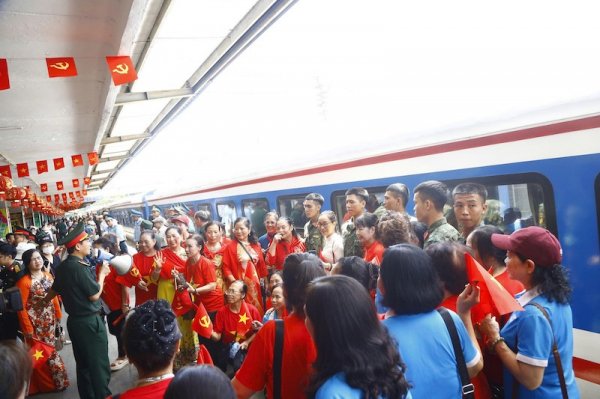 Xúc động giây phút tiễn đoàn diễu binh – diễu hành A80 trở về đơn vị công tác -0
