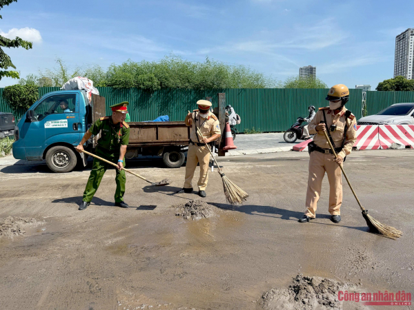 Cảnh sát truy tìm tài xế làm đổ dầu ra đường rồi bỏ -0