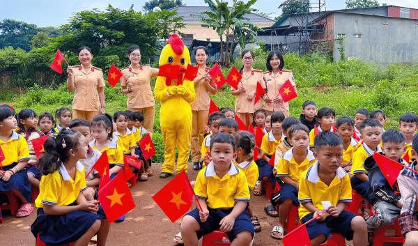 Tiếp sức học sinh nghèo vùng biên giới -0